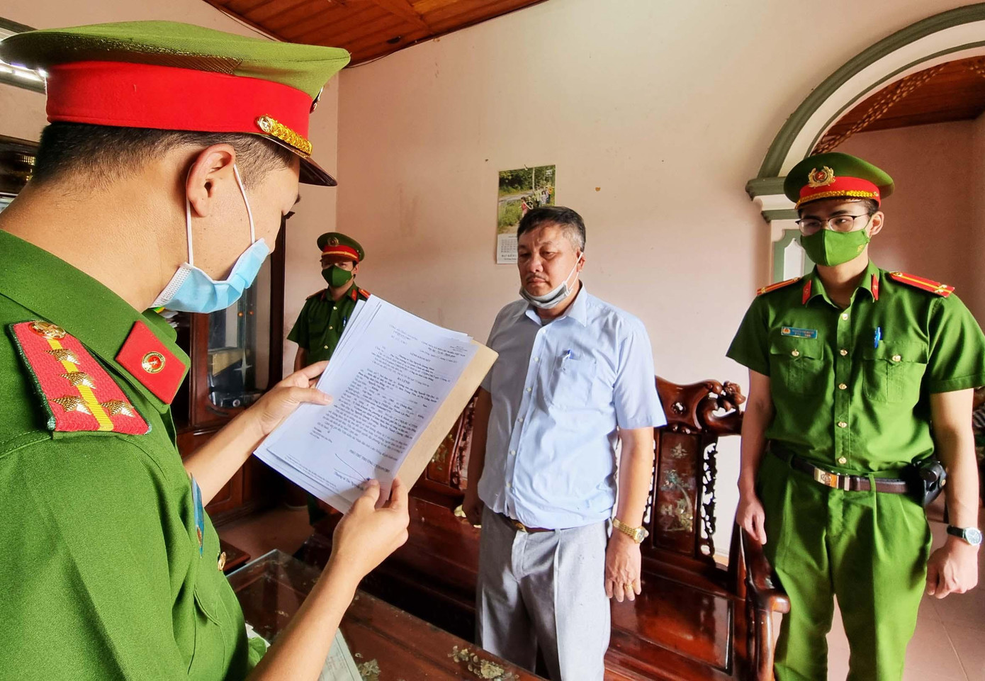 Công an tống đạt quyết định khởi tố vụ án, khởi tố bị can đối với Nguyễn Văn Quý