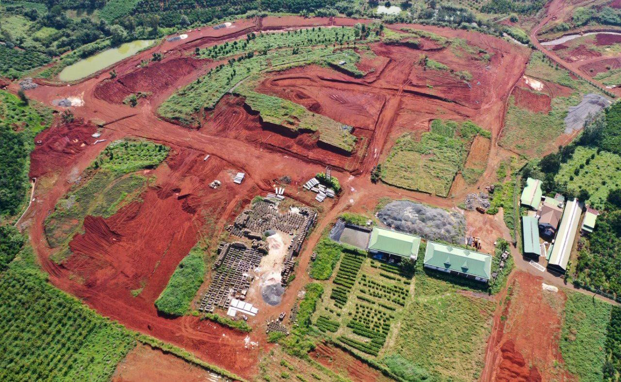 Phá nát đồi chè để phân lô ở Bảo Lộc, Lâm Đồng. Phá nát đồi chè để phân lô ở Bảo Lộc, Lâm Đồng.