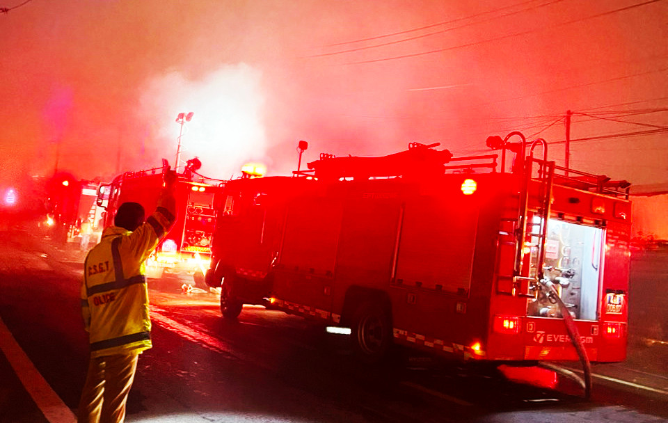 Nhiều xe cứu hỏa tham gia chữa cháy