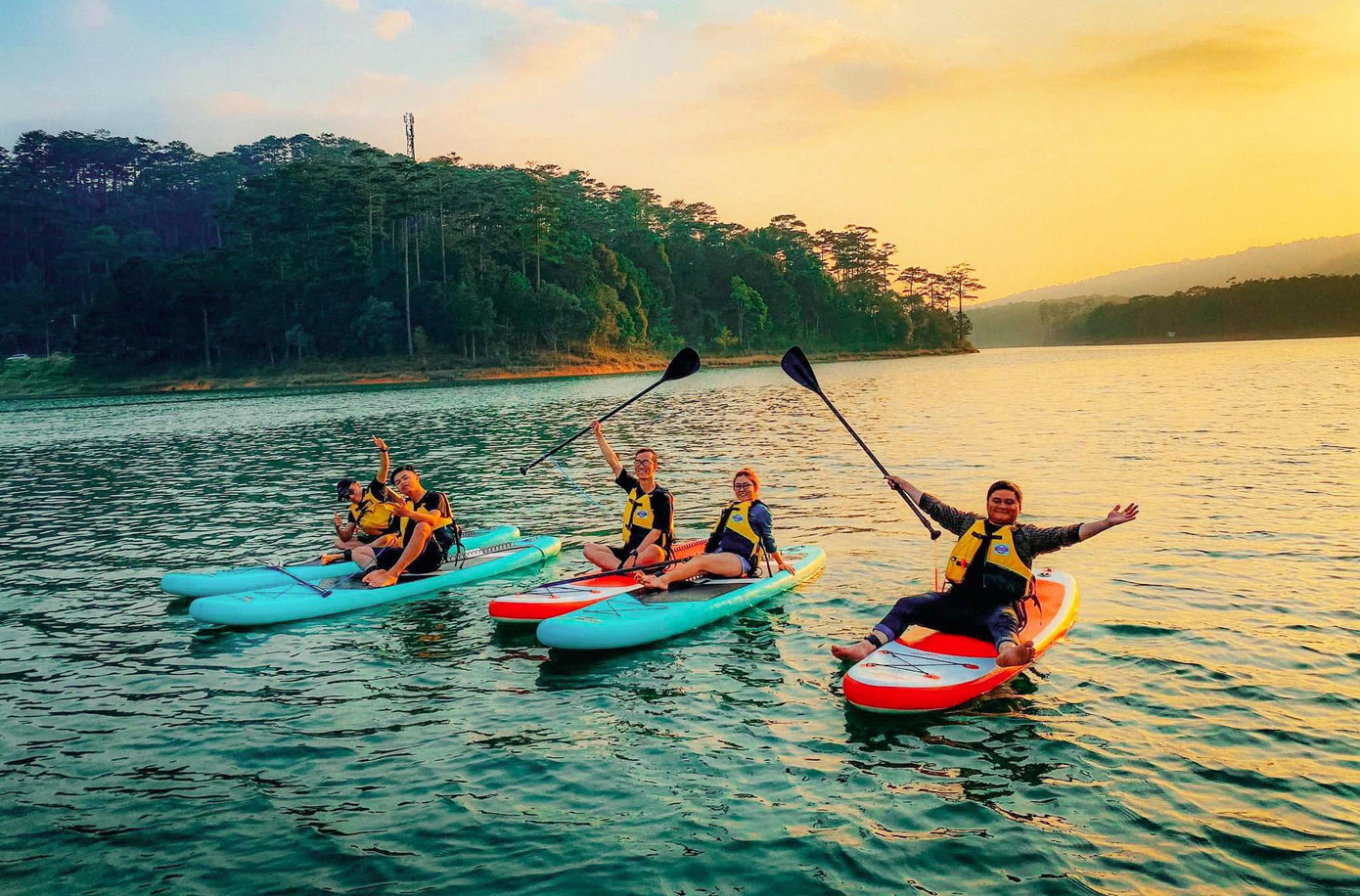 Chèo SUP khám phá hồ Tuyền Lâm theo tour của Dalat Discovery