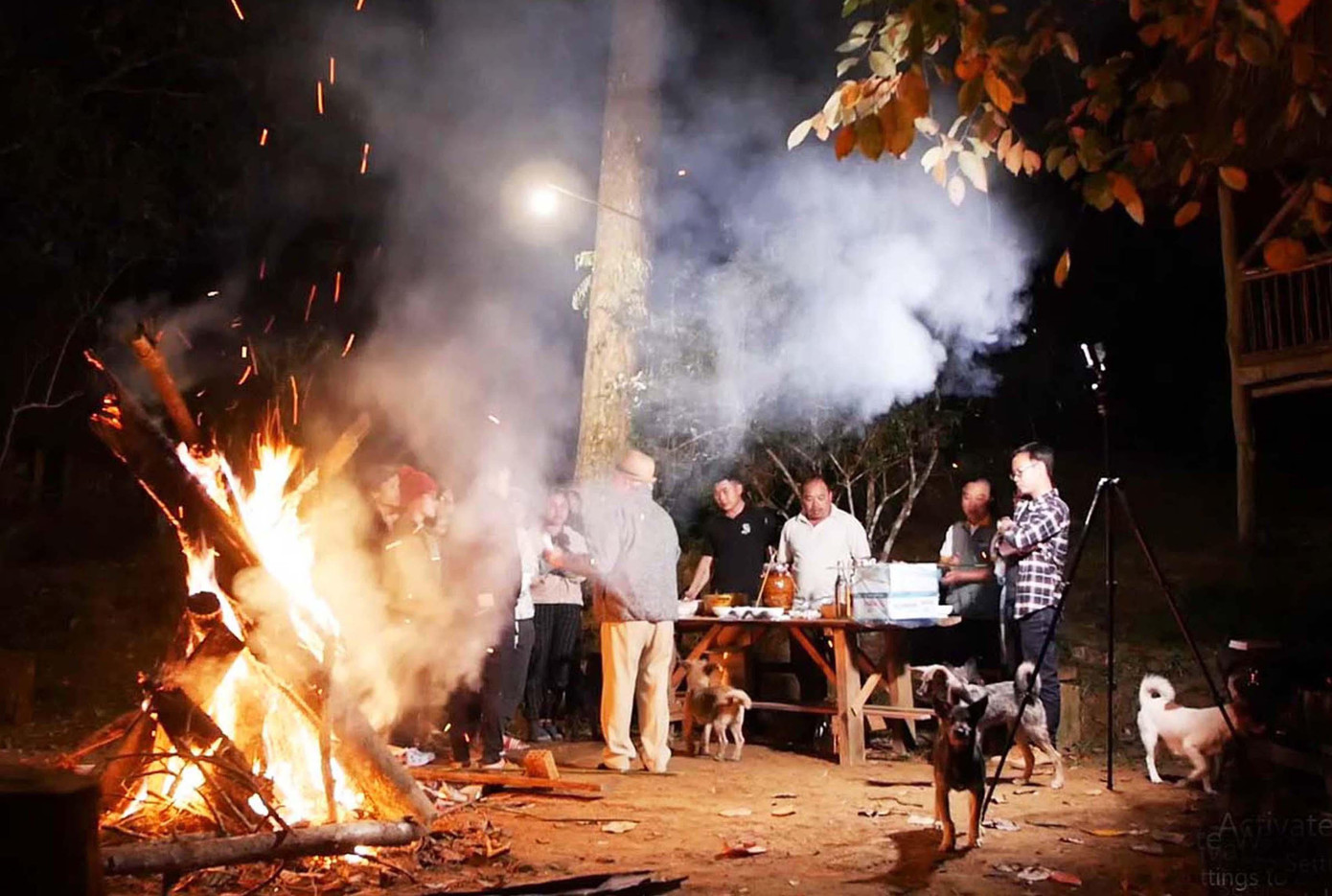 Đốt lửa trại giữa rừng