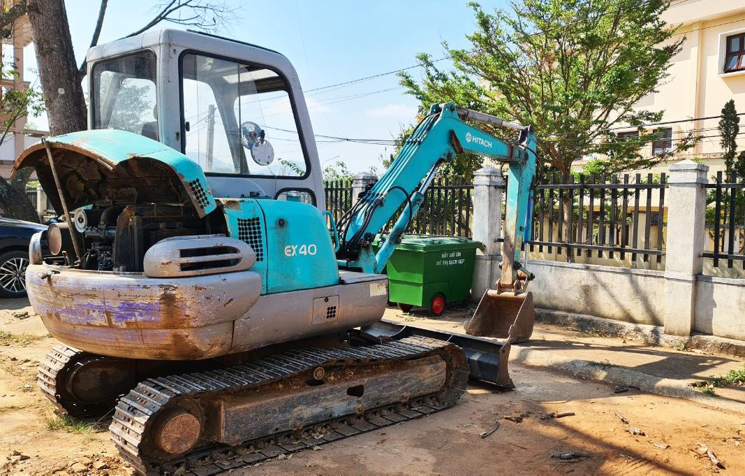 Chiếc xe máy ủi bị lực lượng chức năng tạm giữ Chiếc xe máy ủi bị lực lượng chức năng tạm giữ