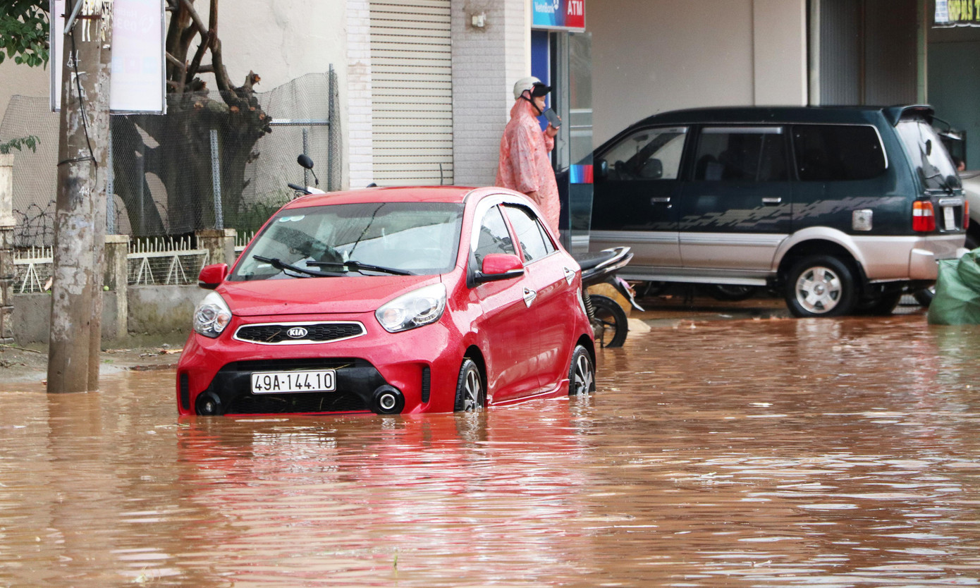 Ô tô ''lội nước'' trên đường phố Đà Lạt