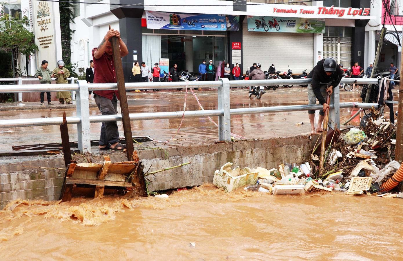 Người dân dọn rác để khơi thông dòng chảy cho suối