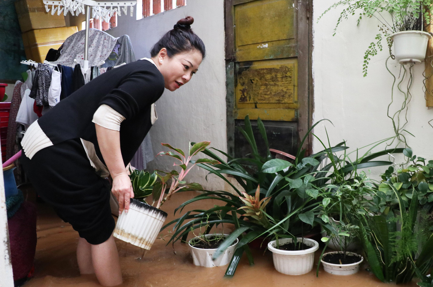 Nước đột ngột tràn vào nhà khiến người dân không kịp trở tay