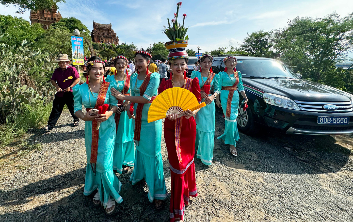 Các cô gái Chăm đi dự lễ hội