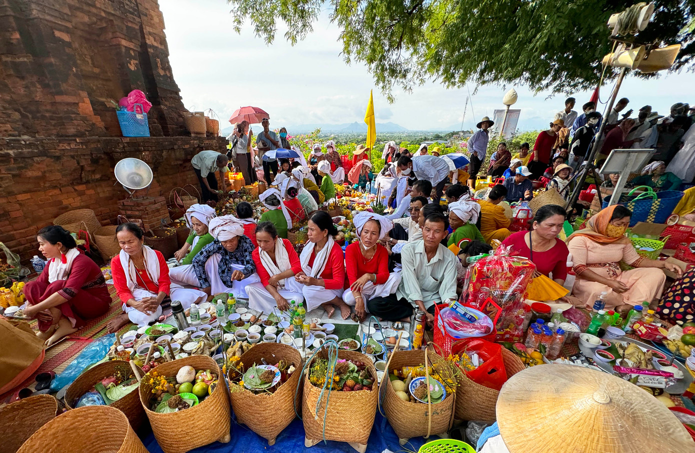 Chuẩn bị nhiều lễ vật dâng cúng các vị thần