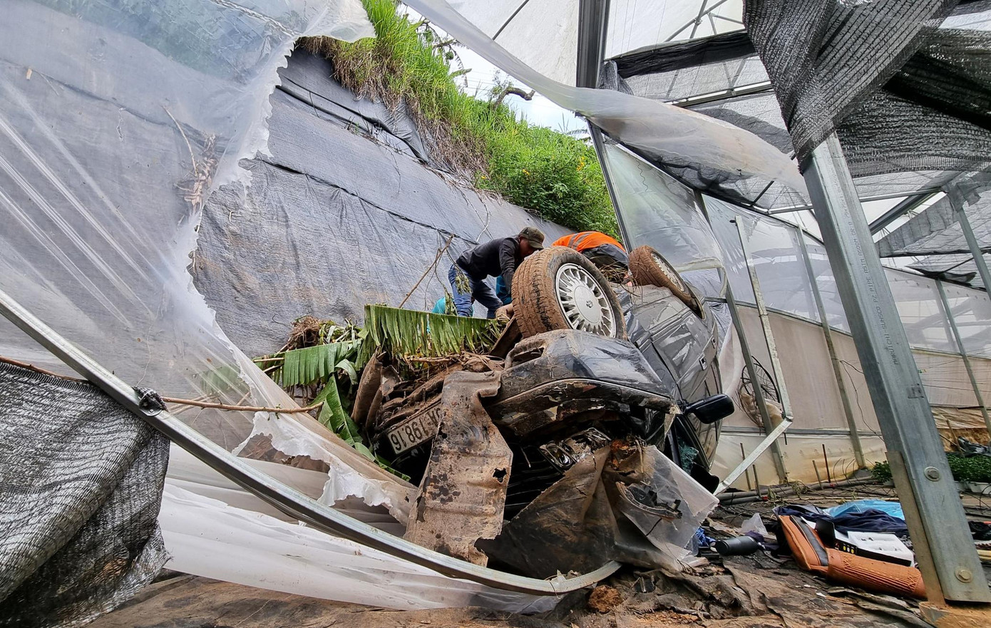 Ô tô bị lật ngửa Ô tô bị lật ngửa