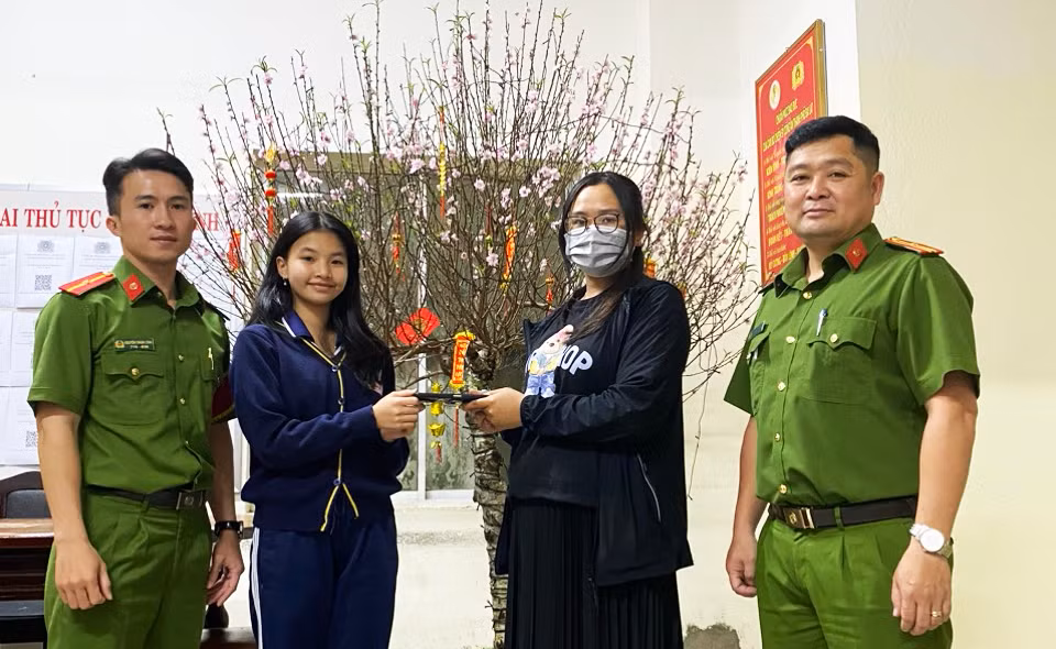 Em Quỳnh Thư giao nộp chiếc điện thoại cho Công an phường 6 Em Quỳnh Thư giao nộp chiếc điện thoại cho Công an phường 6
