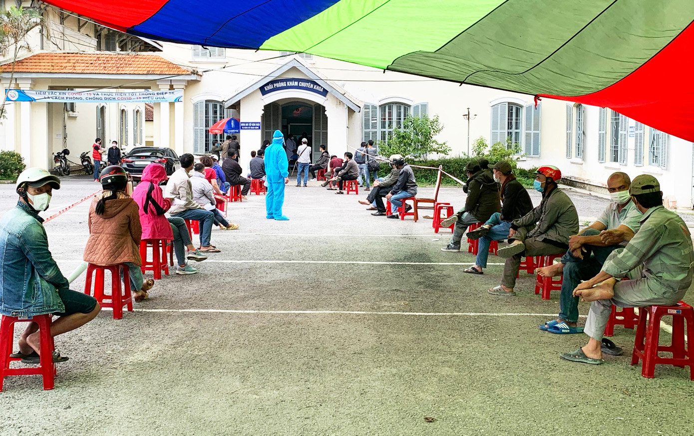 Người dân xếp hàng chờ xét nghiệm SARS-CoV-2 ở CDC Lâm Đồng Người dân xếp hàng chờ xét nghiệm SARS-CoV-2 ở CDC Lâm Đồng