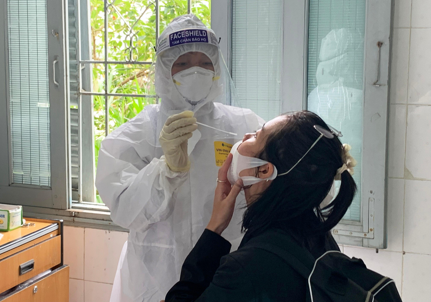 Lấy mẫu xét nghiệm SARS-CoV-2 tại CDC Lấy mẫu xét nghiệm SARS-CoV-2 tại CDC