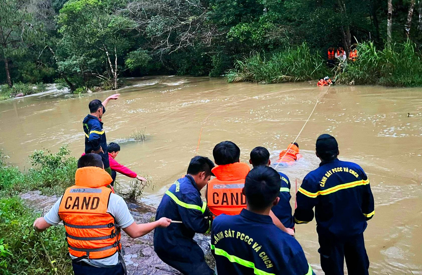 Giải cứu 10 học sinh mắc kẹt ở khu vực thác Ankroet