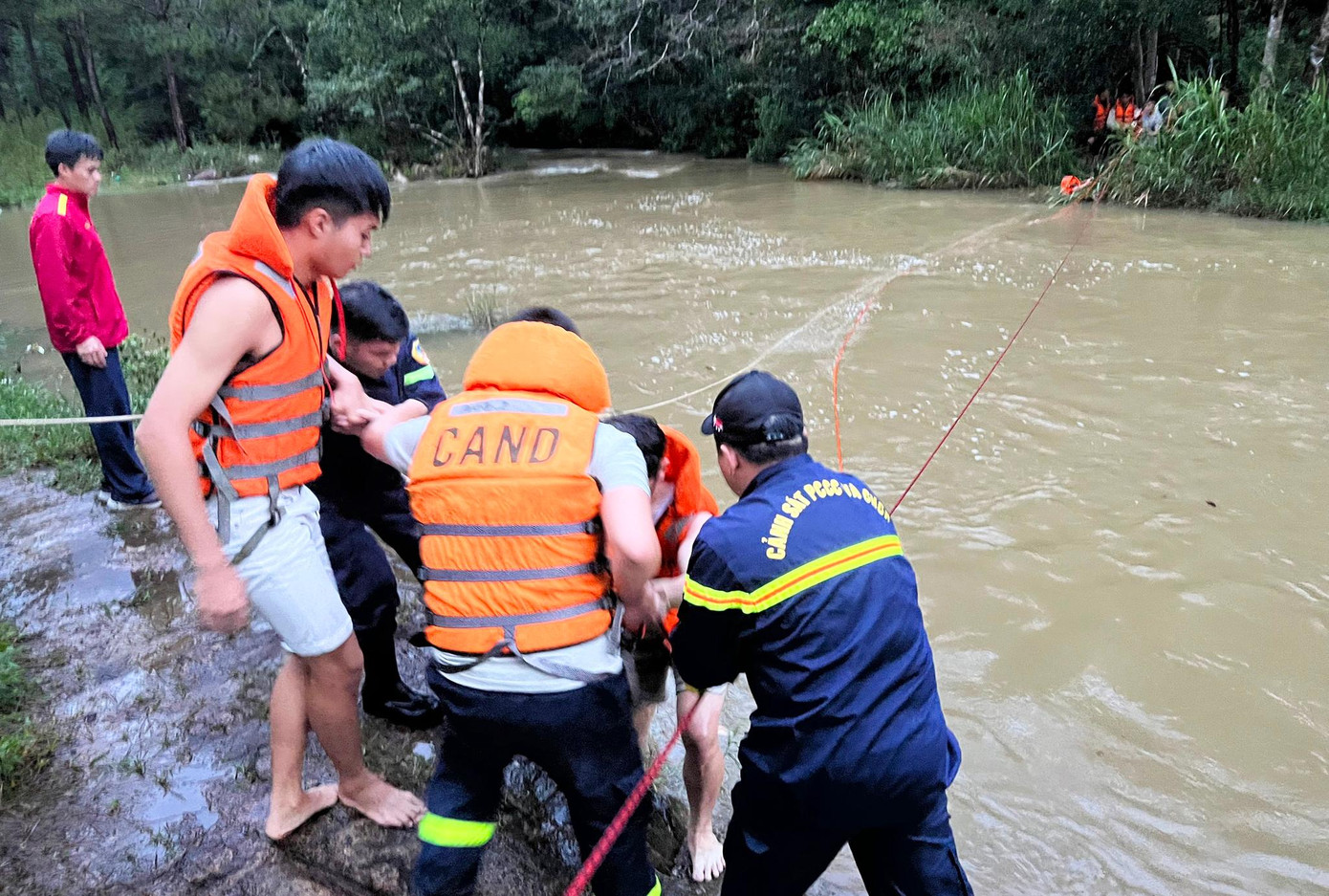 10 học sinh lớp 11 được giải cứu an toàn