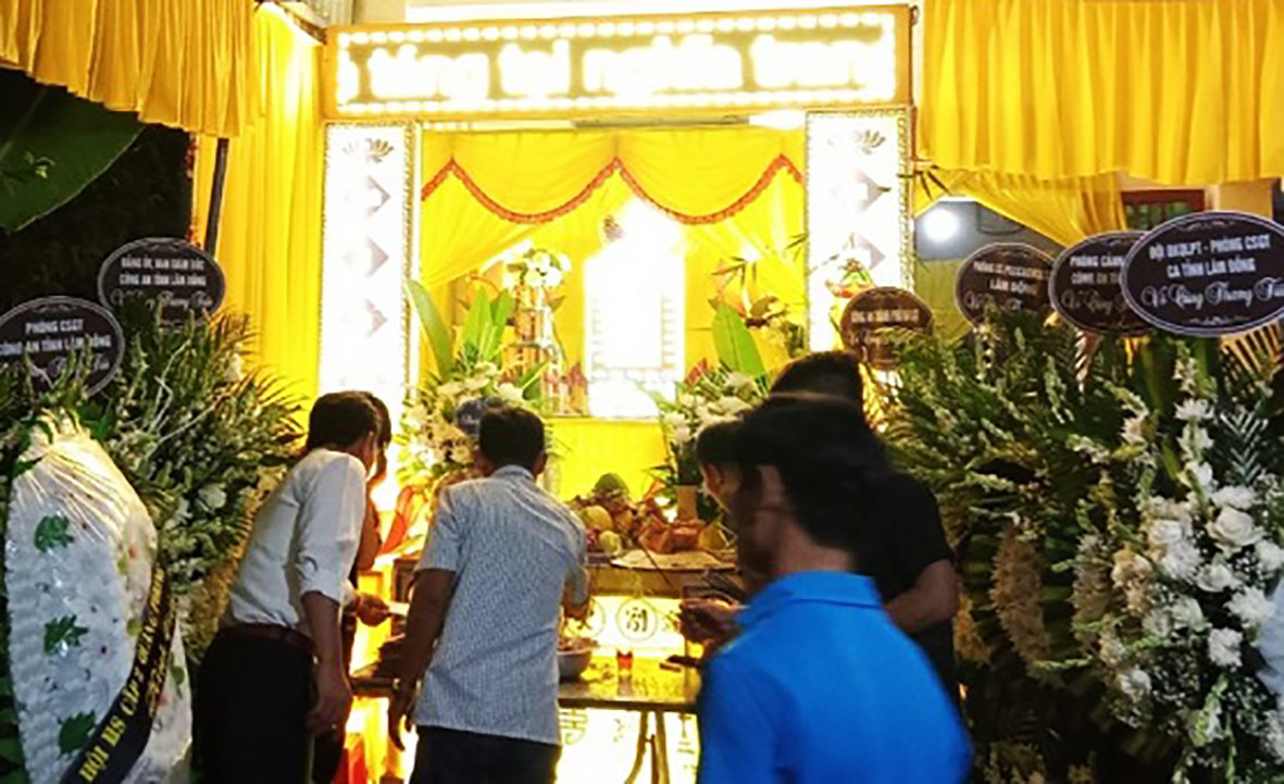 Đại diện cơ quan công an viếng đám tang của anh Phạm Ngọc Anh