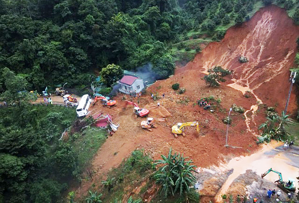 Hiện trường vụ sạt lở đèo Bảo Lộc khiến 4 người tử vong Hiện trường vụ sạt lở đèo Bảo Lộc khiến 4 người tử vong