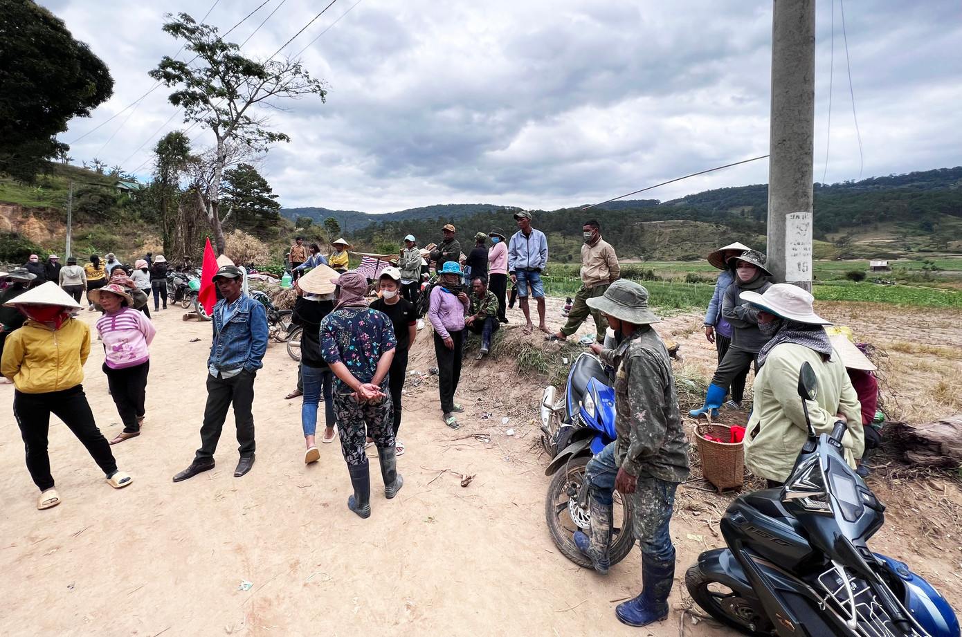 Nhiều người dân bày tỏ nguyện vọng được đền bù thỏa đáng đối với diện tích đất bị thu hồi Nhiều người dân bày tỏ nguyện vọng được đền bù thỏa đáng đối với diện tích đất bị thu hồi