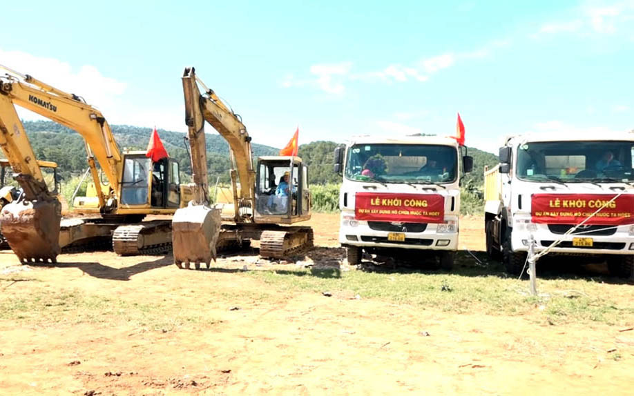 Các phương tiện được huy động để khởi công dự án Các phương tiện được huy động để khởi công dự án