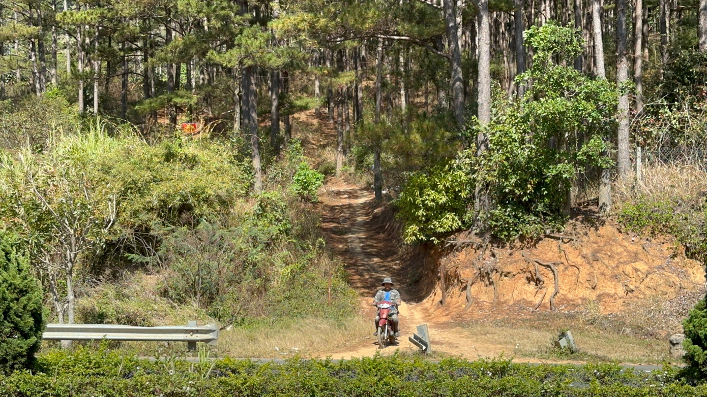 Đường hộ lan bị tháo gỡ để xe máy băng ngang cao tốc, ra vào các khu vườn trên núi