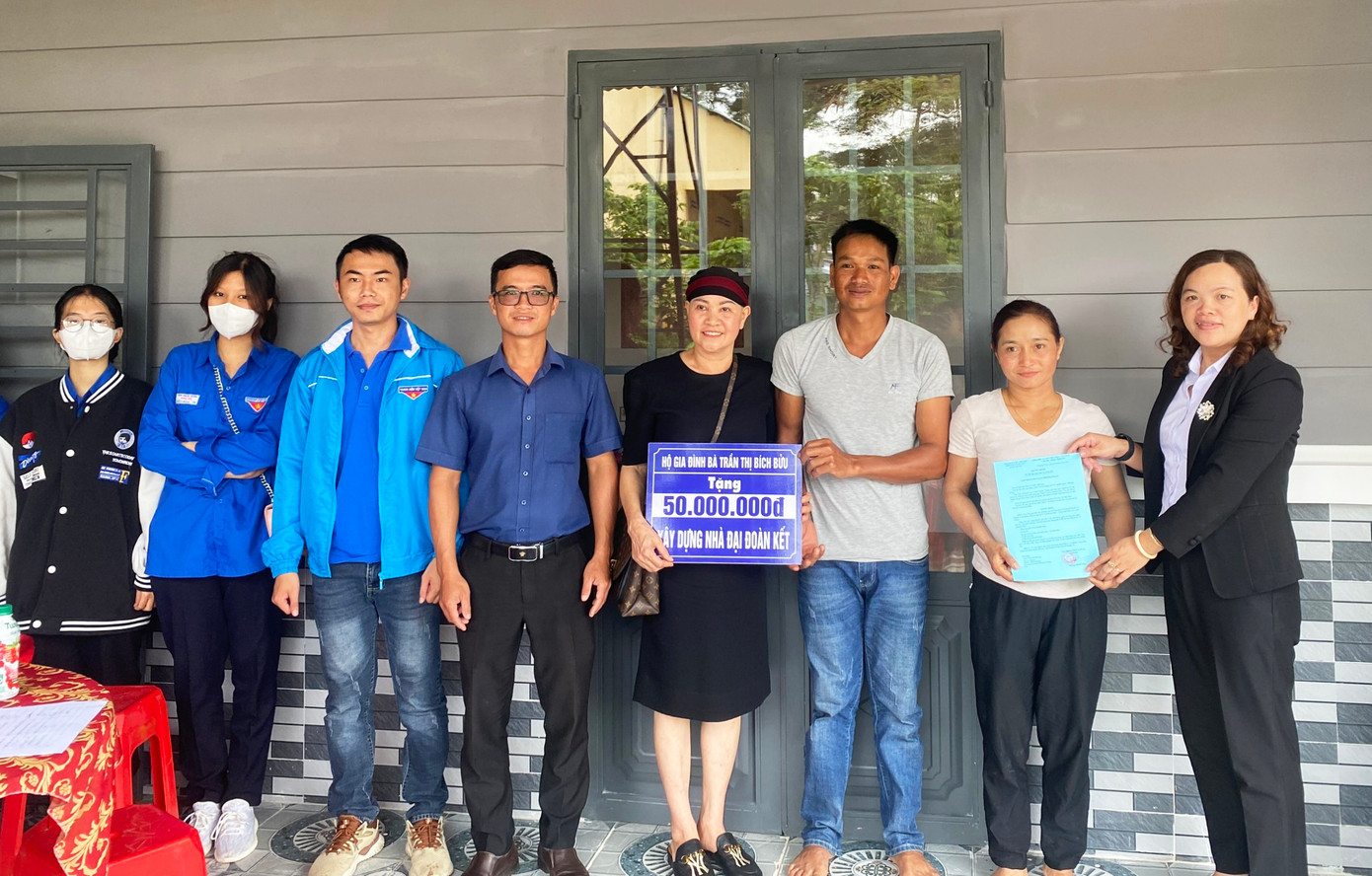 Ủng hộ hàng chục triệu xây nhà đại đoàn kết cho một hộ dân ở B'Lao Sirê Ủng hộ hàng chục triệu xây nhà đại đoàn kết cho một hộ dân ở B'Lao Sirê