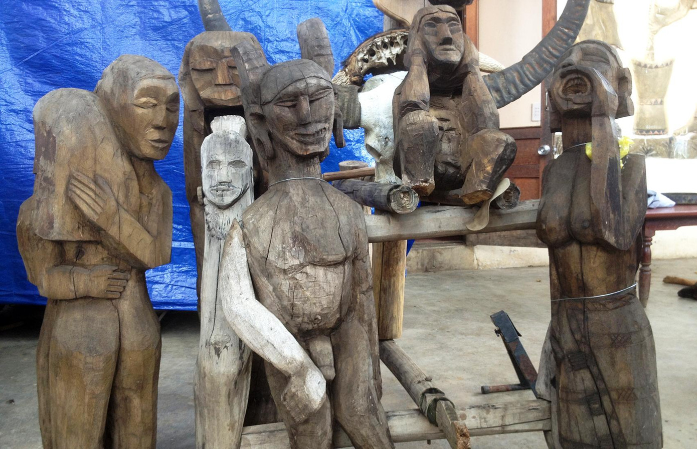 Điêu khắc tượng gỗ để trang trí nhà mồ Điêu khắc tượng gỗ để trang trí nhà mồ
