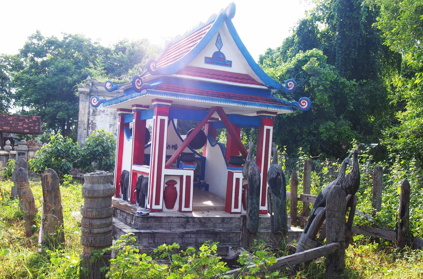 Người thiểu số Tây Nguyên thường chia của, mang ra phần mộ cho người đã khuất Người thiểu số Tây Nguyên thường chia của, mang ra phần mộ cho người đã khuất