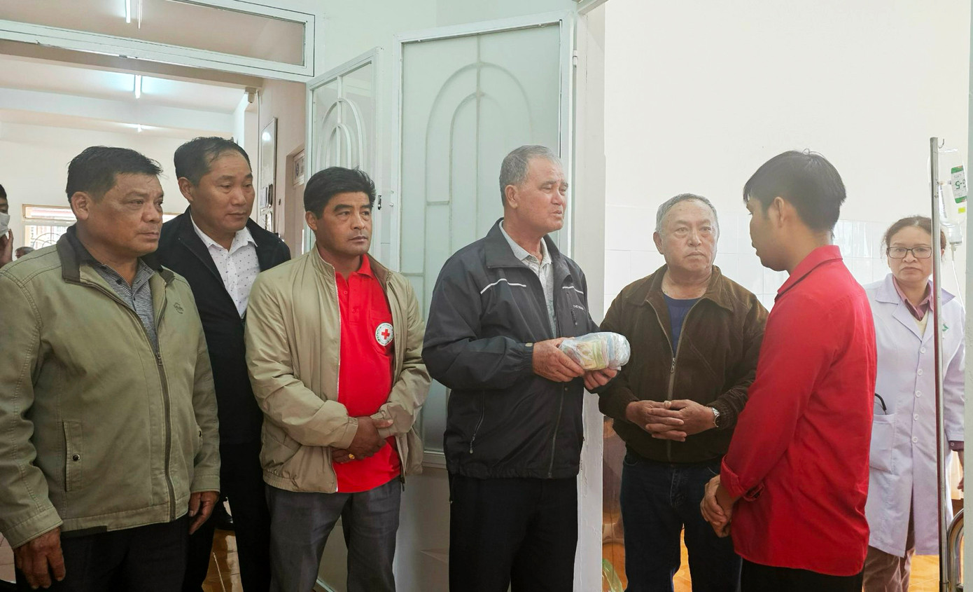 Đại diện bà con tổ dân phố Thánh Mẫu, phường 7 trao tiền hỗ trợ gia đình các nạn nhân