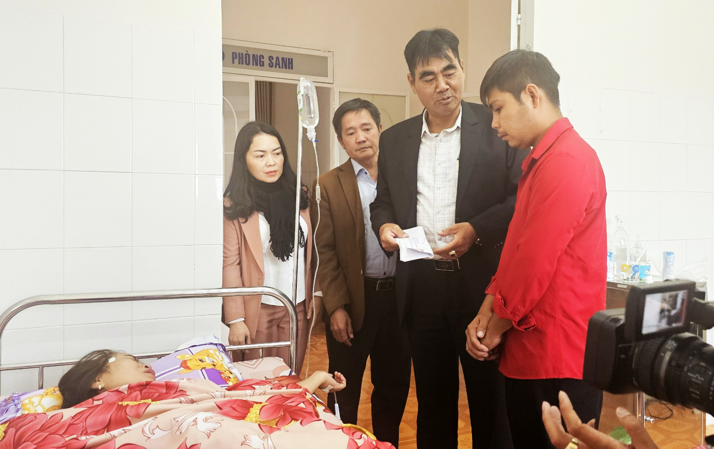 Phó Chủ tịch Ủy ban Mặt trận Tổ quốc Việt Nam tỉnh Lâm Đồng thăm hỏi thân nhân 3 cháu bé tử vong