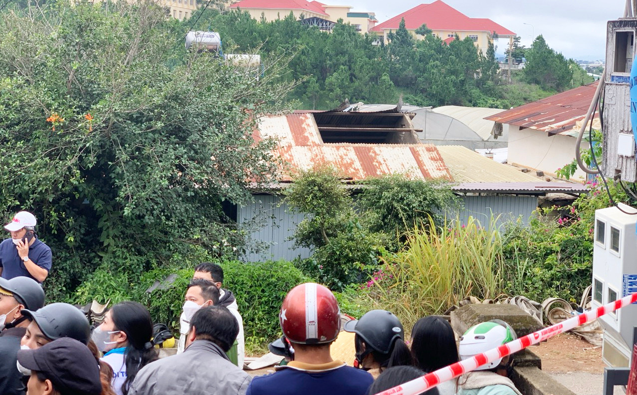 Căn nhà bị bung nóc do cháy Căn nhà bị bung nóc do cháy