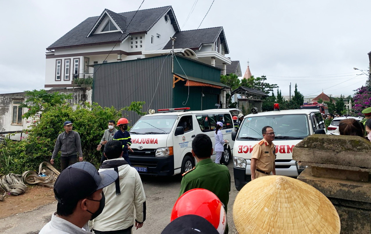 Lực lượng công an đến hiện trường chữa cháy, khám nghiệm, điều tra nguyên nhân Lực lượng công an đến hiện trường chữa cháy, khám nghiệm, điều tra nguyên nhân