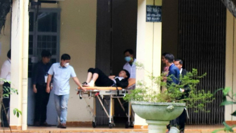 Tuấn anh được các cán bộ y tế đưa ra xe cấp cứu