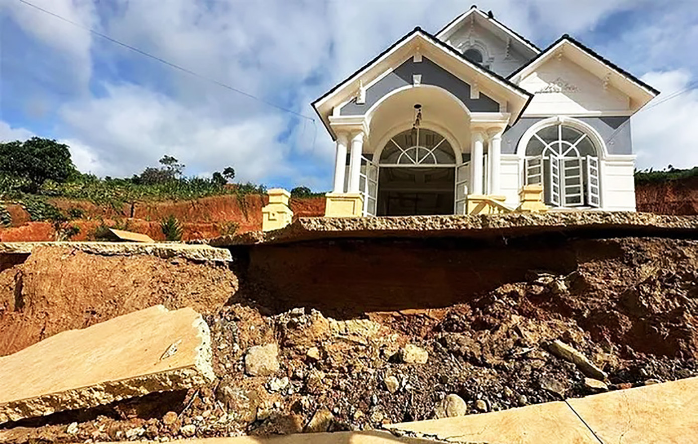 Một trong số những ngôi nhà gần công trình hồ Đông Thanh bị sụt lún, nứt toác