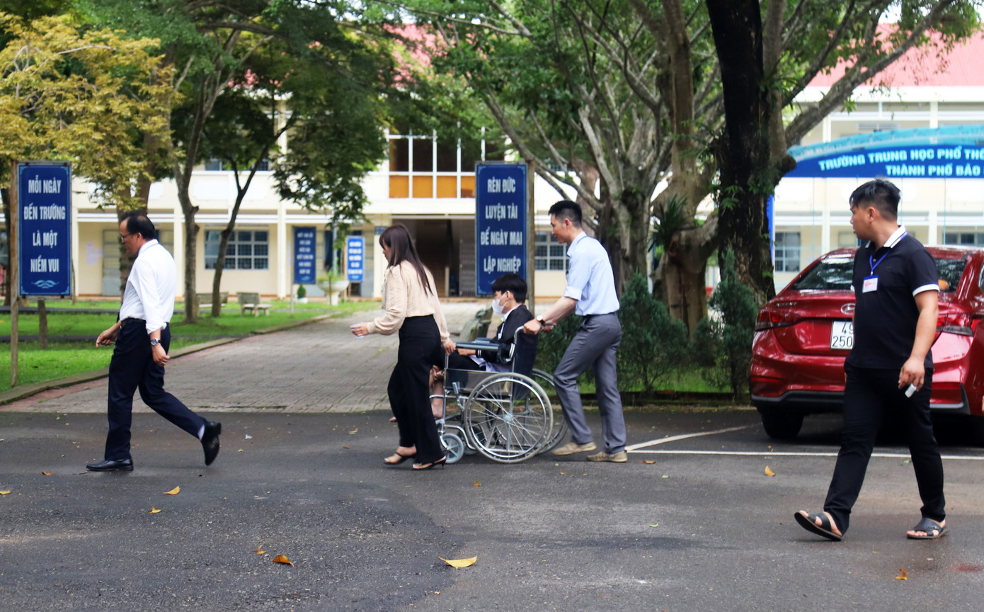 Tuấn Anh được đưa vào phòng thi để dự thi môn Toán