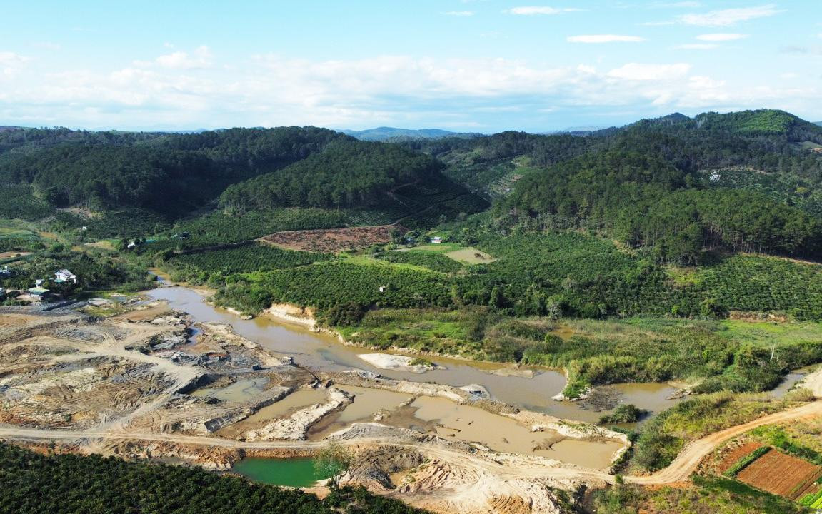 Khai thác vàng trái phép dọc theo suối Đạ Quyn Khai thác vàng trái phép dọc theo suối Đạ Quyn