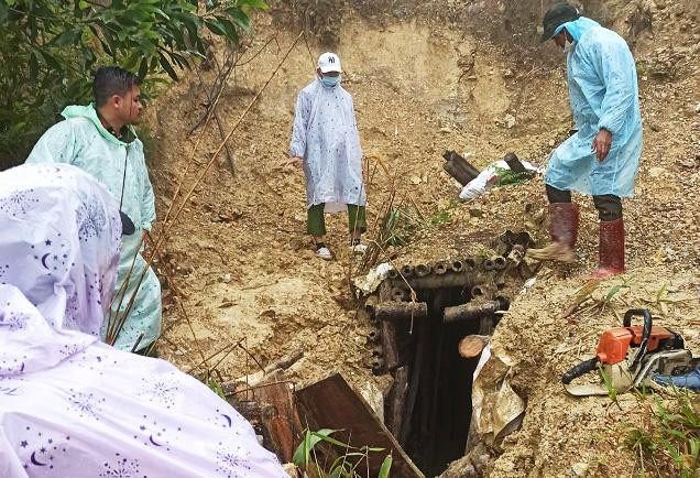 Một đường hầm khai thác vàng bị lực lượng công an phát hiện Một đường hầm khai thác vàng bị lực lượng công an phát hiện