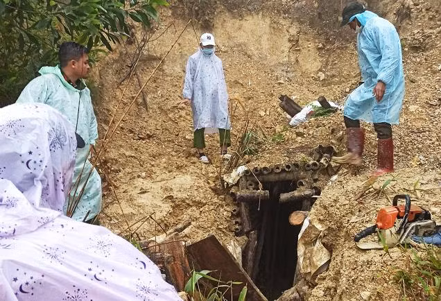 Một đường hầm khai thác vàng bị lực lượng công an phát hiện Một đường hầm khai thác vàng bị lực lượng công an phát hiện