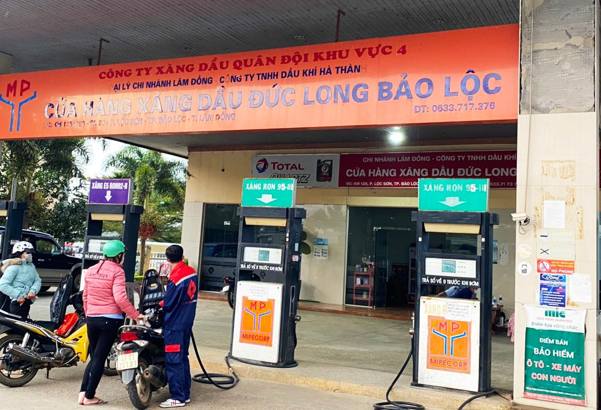 Cây xăng chỉ bán 30.000 đồng xăng cho mỗi xe máy Cây xăng chỉ bán 30.000 đồng xăng cho mỗi xe máy