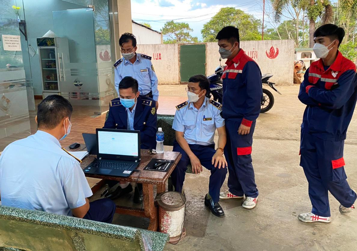 Lực lượng chức năng tiến hành kiểm tra tại cây xăng Đức Long Bảo Lộc Lực lượng chức năng tiến hành kiểm tra tại cây xăng Đức Long Bảo Lộc