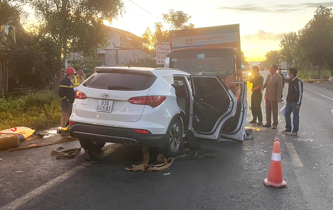 Ô tô con vọt sang làn đường đối diện Ô tô con vọt sang làn đường đối diện