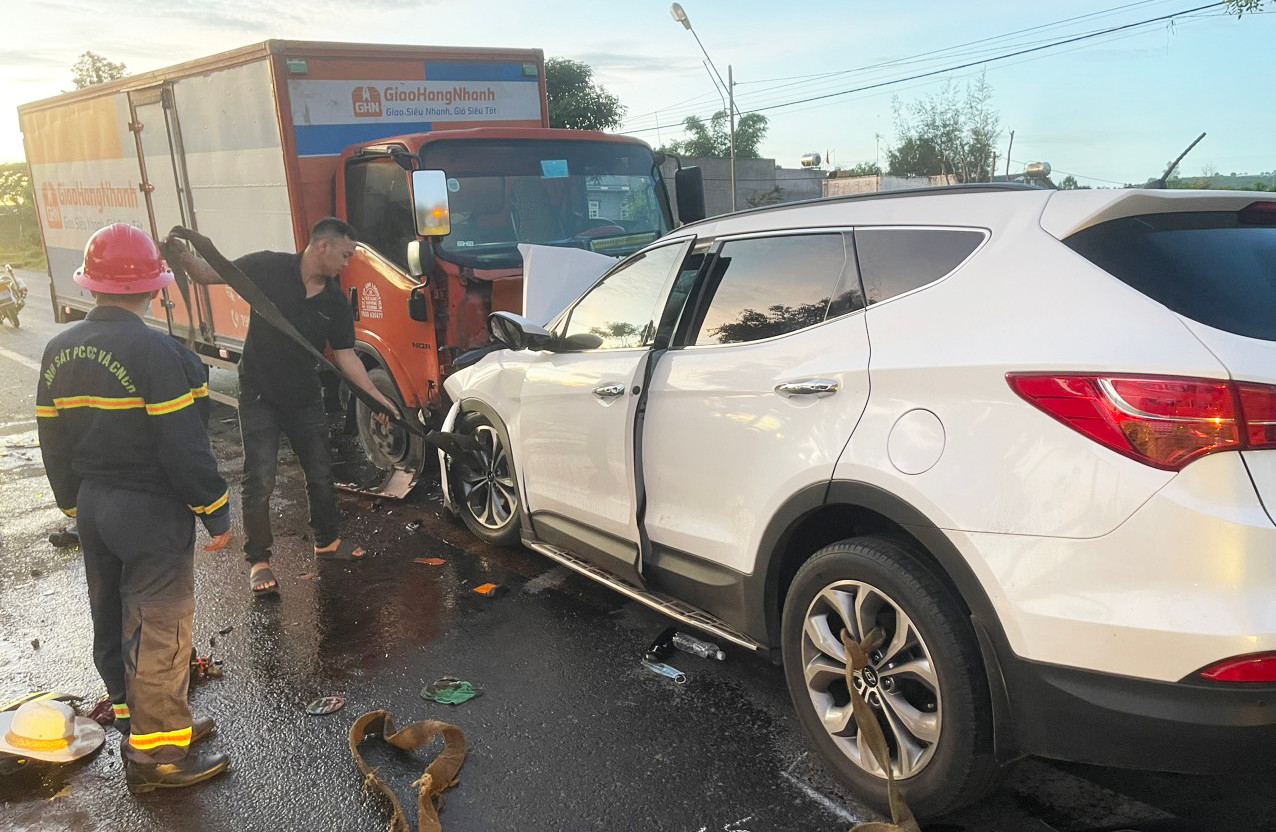 Lực lượng chức năng tiến hành cứu hộ Lực lượng chức năng tiến hành cứu hộ