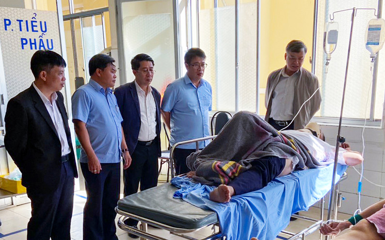 Lãnh đạo tỉnh và Ban An toàn giao thông thăm hỏi bệnh nhân Lãnh đạo tỉnh và Ban An toàn giao thông thăm hỏi bệnh nhân