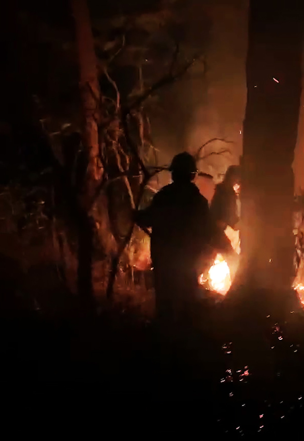 Nhiều người tiếp cận những điểm cháy nguy hiểm