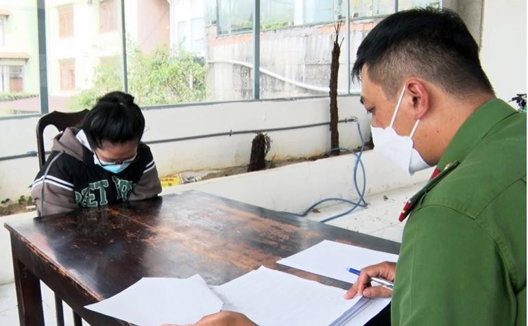 Lai Thanh Nhã tại cơ quan điều tra. Ảnh: Công an Đà Lạt Lai Thanh Nhã tại cơ quan điều tra. Ảnh: Công an Đà Lạt