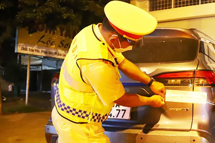 CSGT niêm phong ô tô của ông Viễn