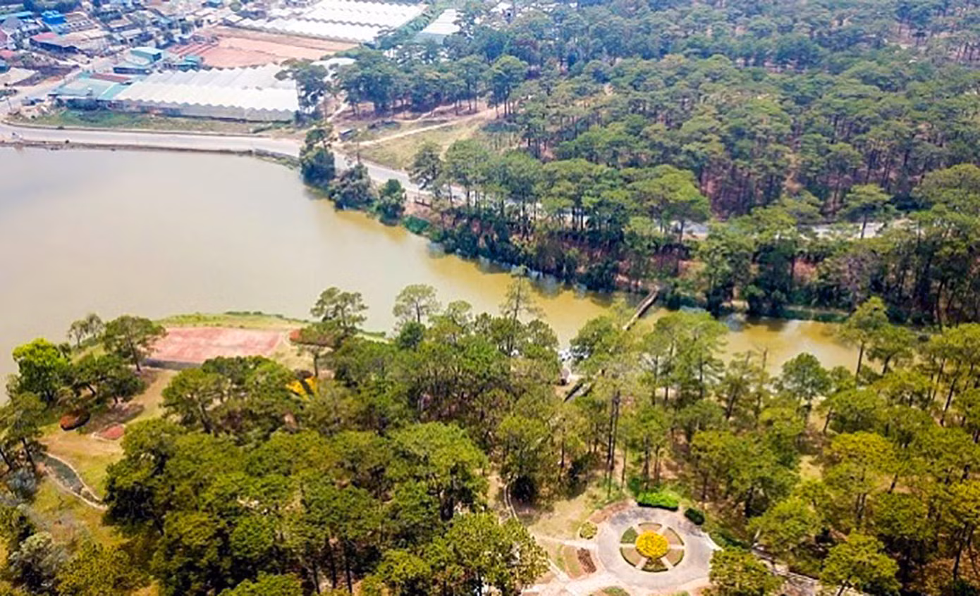 Một góc khu du lịch hồ Than Thở.