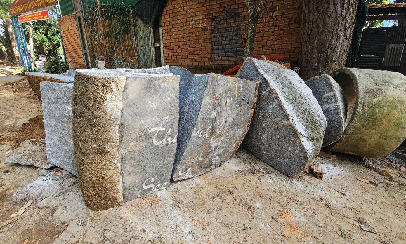 Tảng đá cảnh bị xẻ thành nhiều khối đá nhỏ