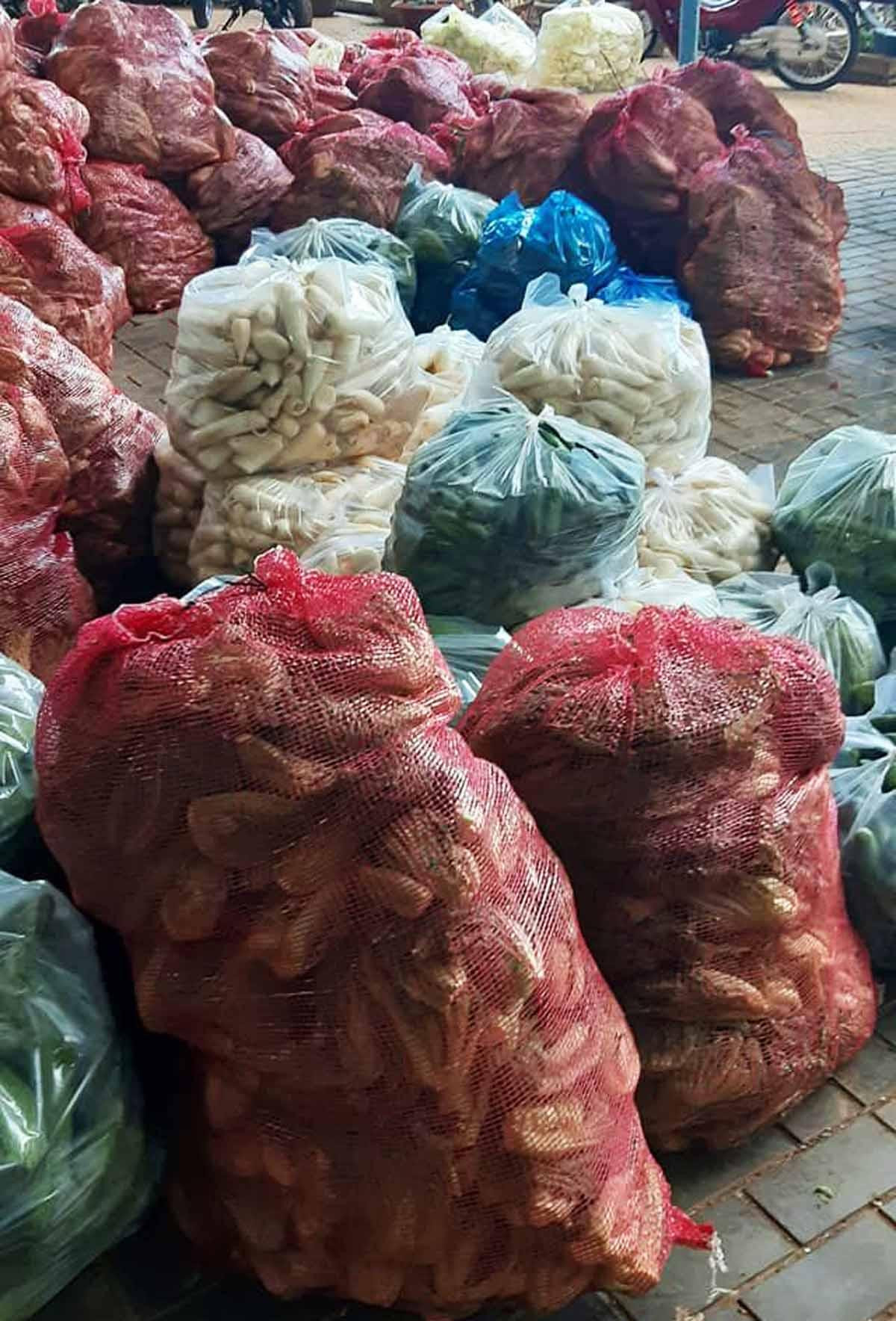 Hỗ trợ rau xanh cho các khu cách ly