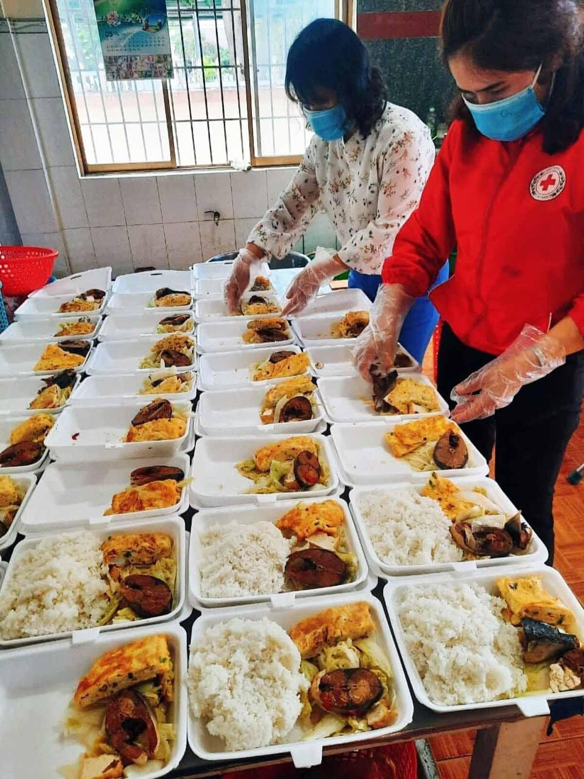 Chuẩn bị các suất ăn miễm phí cho những người các ly phòng dịch