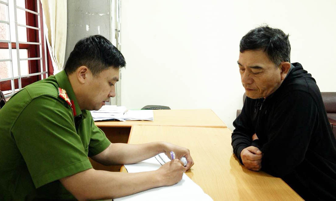 Công an làm việc với đối tượng Nguyễn Tâm. Ảnh: Công an Lâm Đồng