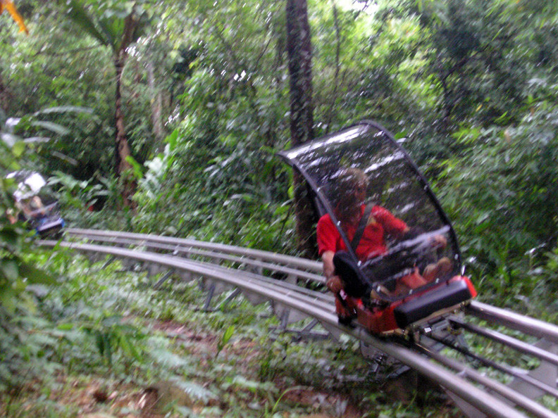 Xe trượt tại thác Datanla. Xe trượt tại thác Datanla.