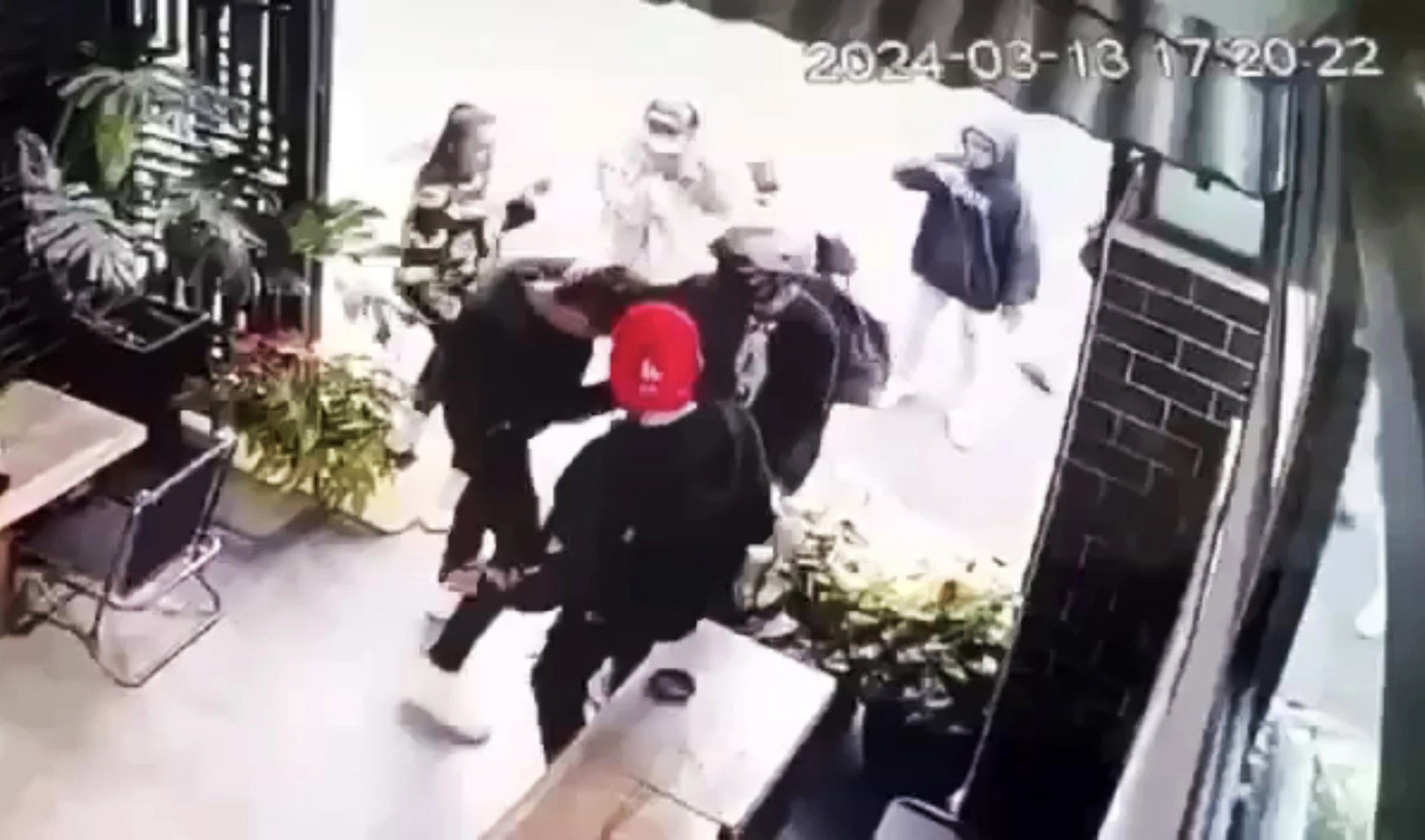 Anh N.T.T bị hành hung trước quán cà phê